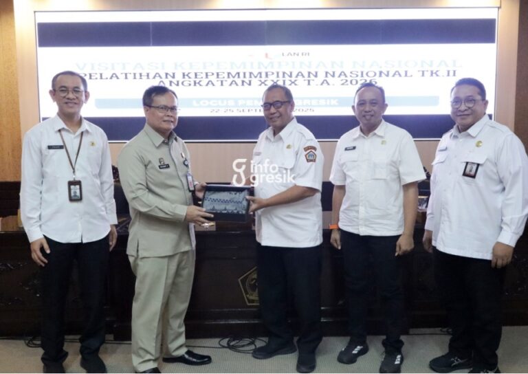 Jadi Percontohan Tata Kelola Digital, Gresik Dipilih Jadi Lokus VKN PKN II Lemdiklat Polri Sekda Gresik Achmad Washil didampingi Kepala Badan Kepegawaian dan Pengembangan Sumber Daya Manusia (BKPSDM) Kabupaten Gresik Agung Endro Utomo, Kepala Dispendukcapil Gresik Hari Syawaludin, dan perwakilan DPMPTSP Fauzi Budi Setiawan saat menerima rombongan VKN PKN. (Foto: Ist/Infogresik)