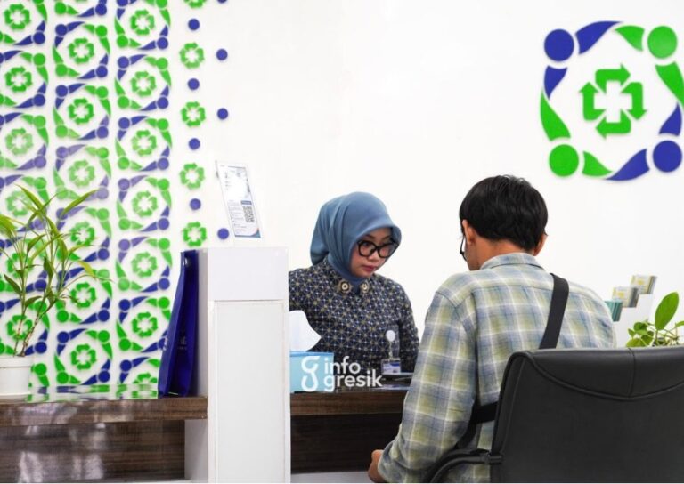 Pelayanan di Kantor BPJS Kesehatan Gresik. (Foto: Ist/Infogresik)