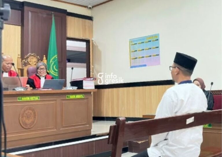 Terdakwa Antoni saat menjalani sidang tuntutan di PN Gresik. (Foto: Ist/Infogresik)