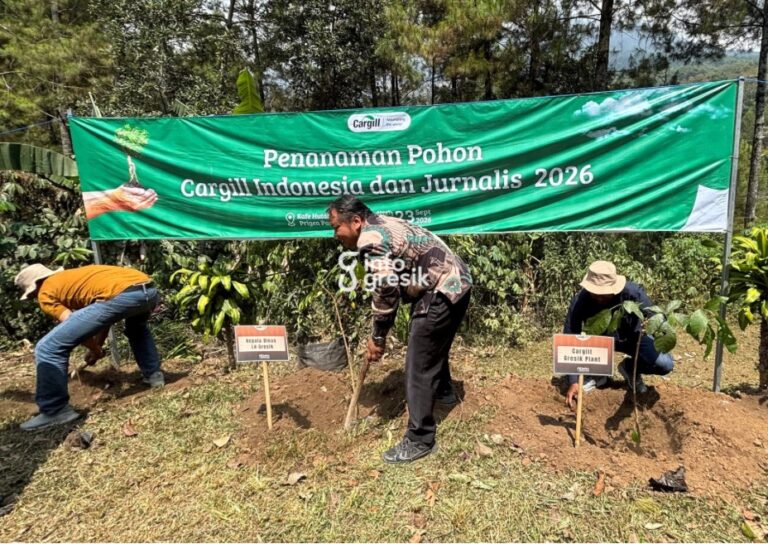 Proses penanaman pohon dalam kegiatan Media Gathering Cargill Indonesia di Hutan Cempaka, Pasuruan. (Foto: Khanif Rosidin/Infogresik)