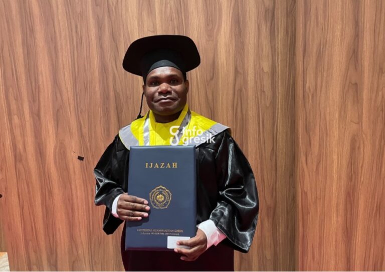 Wisudawan UMG, Ernes Kayame, menunjukkan ijazah kelulusannya. (Foto: Khanif Rosidin/Infogresik)