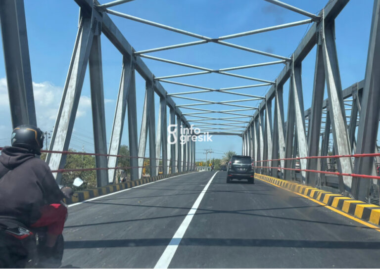 Hore Rampung, Jembatan Manyar Gresik Akhirnya Bisa Dilewati Pengendara roda dua dan roda empat saat melintasi Jembatan Manyar. (Foto: Khanif Rosidin/Infogresik)
