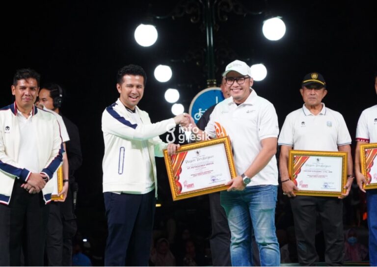 Merawat Asa Atlet Jawa Timur, Dedikasi Bawa Petrokimia Gresik Raih “JATIM SPORT1V” Wakil Gubernur Jawa Timur Emil Elestianto Dardak menyerahkan penghargaan kepada VP Komunikasi Korporat Petrokimia Gresik Ari Primantara yang mewakili manajemen Petrokimia Gresik dalam rangkaian peringatan Hari Olahraga Nasional (Haornas) 2026 di Surabaya. (Foto: Ist/Infogresik)