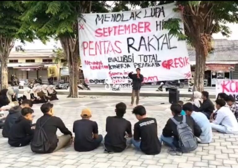 Soroti Transportasi dan Kesehatan, Aliansi Mahasiswa-Pemuda Bawean Gelar Aksi di Alun-Alun Sangkapura Suasana demonstrasi mahasiswa dan pemuda Bawean di Alun-Alun Sangkapura, Gresik. (Foto: Ist/Infogresik)