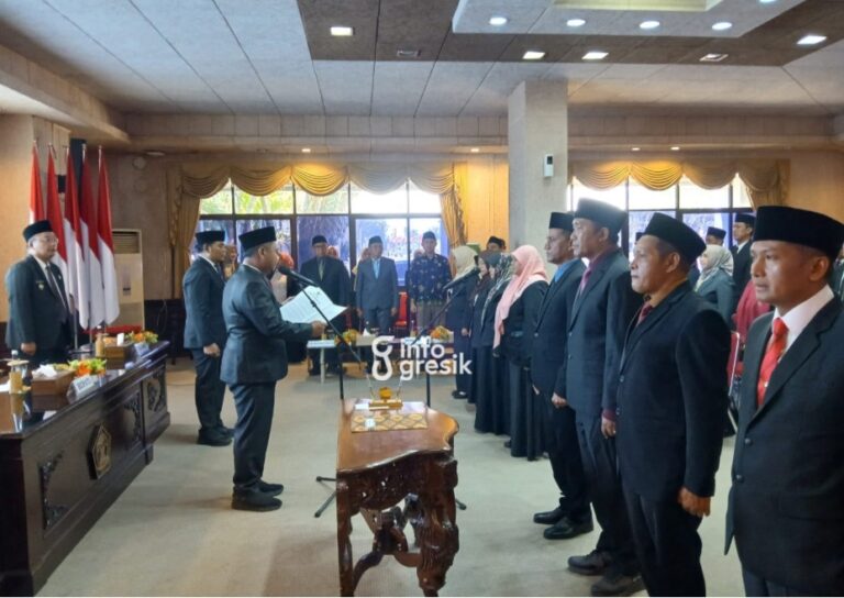 Sebanyak 25 Pejabat Pemkab Gresik Resmi Dirotasi, Ini Rinciannya Bupati Gresik Fandi Akhmad Yani saat melantik 25 pejabat di lingkungan Pemkab Gresik. (Foto: Ist/Infogresik)