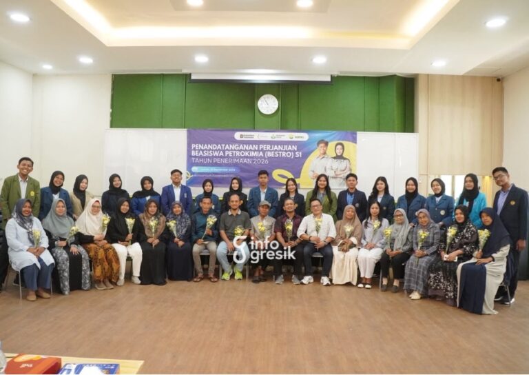 Para penerima BESTRO 2026 bersama orang tua masing-masing. (Foto: Ist/Infogresik)