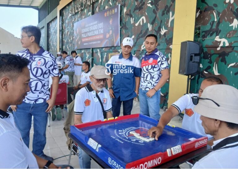 Dandim 0817/Gresik Letkol Inf Fadly Subur Karamaha bersama Ketua ORADO Gresik Mochamad Choirul Rizal saat meninjau pertandingan peserta. (Foto: Ist/Infogresik)