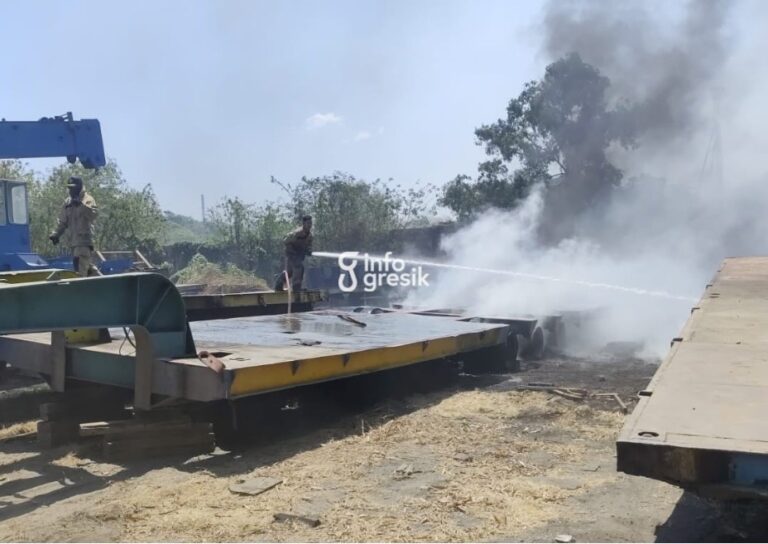 Diduga Bakar Sampah, Api Merembet hingga Membakar Roll Trailer di Kebomas Gresik Kondisi roll trailer yang terbakar di Jalan Mayjen Sungkono, Kecamatan Kebomas, Gresik. (Foto: Ist/Infogresik)