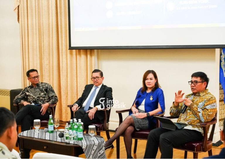 Hadiri Forum PBB di New York, Dirut Petrokimia Gresik Bicara Misi Industri Hijau dan Pertanian Berkelanjutan Direktur Utama Petrokimia Gresik, Daconi Khotob (paling kanan), saat berbincang dalam Forum PBB di New York. (Foto: Ist/Infogresik)