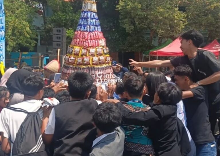Suasana perebutan tumpeng snack setinggi tiga meter dalam perayaan HUT ke-20 Smabom Gresik. (Foto: Ist/Infogresik)