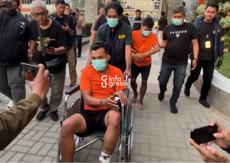 Kedua pelaku curanmor, S dan MP, saat digelandang di Mapolres Gresik. (Foto: Khanif Rosidin/Infogresik)