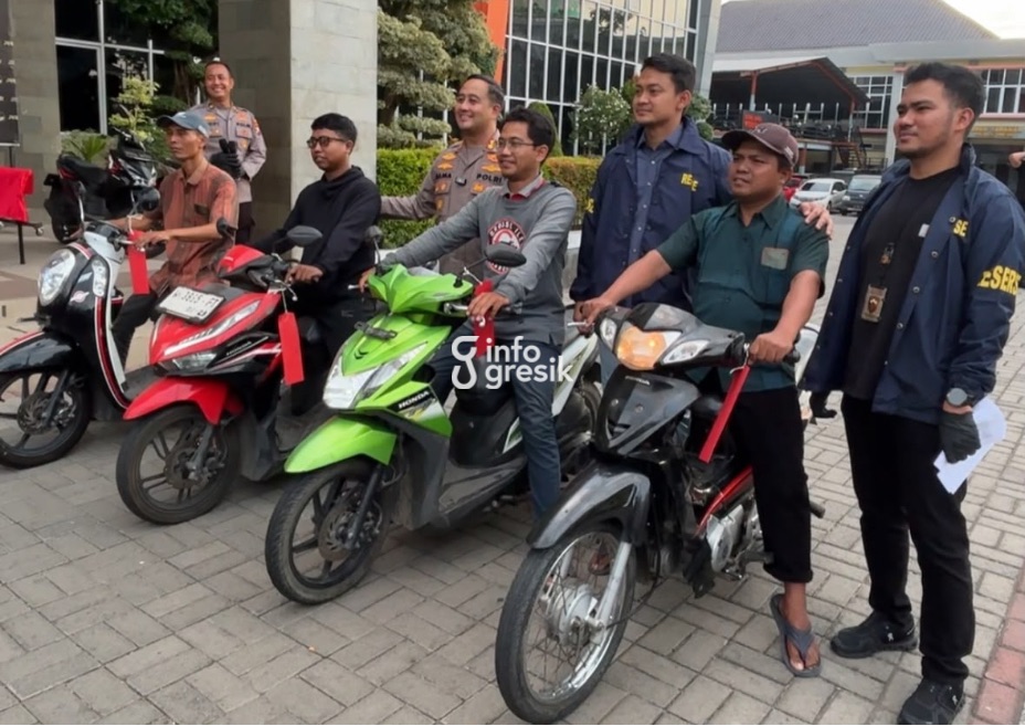 Kapolres Gresik AKBP Ramadhan Nasution bersama jajarannya saat menyerahkan kembali sepeda motor milik korban curanmor. (Foto: Khanif Rosidin/Infogresik)