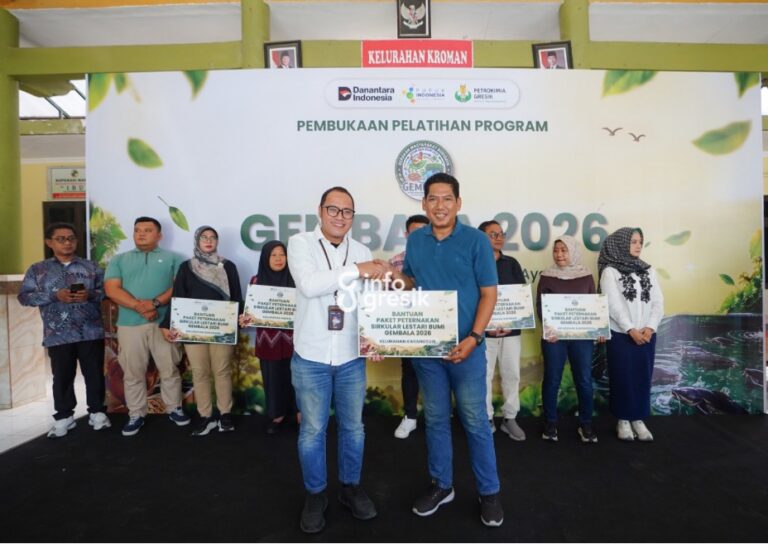 VP Corporate Communication PT Petrokimia Gresik Ari Primantara saat menyerahkan bantuan kepada Lurah Sidokumpul Mukhlisun. (Foto: Ist/Infogresik)