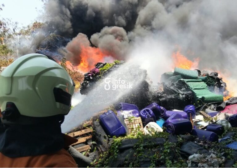 Kebakaran Hebat Melanda Bekas Gudang PT New Era Rubberindo di Gresik, Api Baru Padam Setelah 15 Jam Petugas Damkarla gabungan saat memadamkan kebakaran di bekas gudang New Era, Gresik. (Foto: Ist/Infogresik)