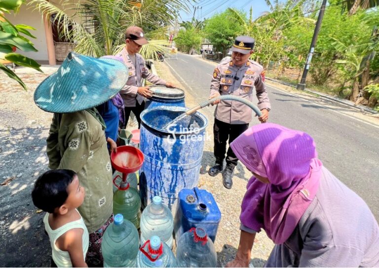 Atasi Kekeringan, Anggota Polsek Panceng Sisihkan Rezeki untuk Beli Air Bersih bagi Warga Surowiti Kapolsek Panceng AKP Khairul Alam saat menyalurkan bantuan air bersih kepada warga Desa Surowiti. (Foto: Khanif Rosidin/Infogresik)