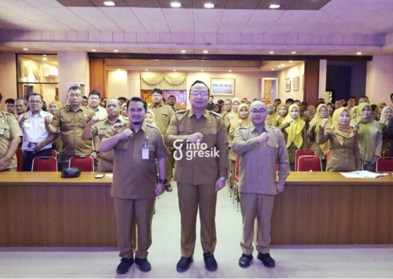 Wabup Gresik Asluchul Alif didampingi Plt Kepala Diskominfo Gresik Kiki Nuriyadi dan para peserta workshop. (Foto: Ist/Infogresik)