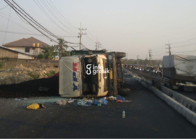 Kondisi dump truk yang terguling di dekat Jembatan Manyar, Gresik. (Foto: Ist/Infogresik)