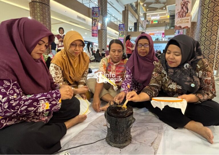 Menggores Canting di Pusat Belanja, Catatan Hangat Peringatan Hari Batik di Gressmall Suasana pengunjung mal saat belajar membatik. (Foto: Khanif Rosidin/Infogresik)