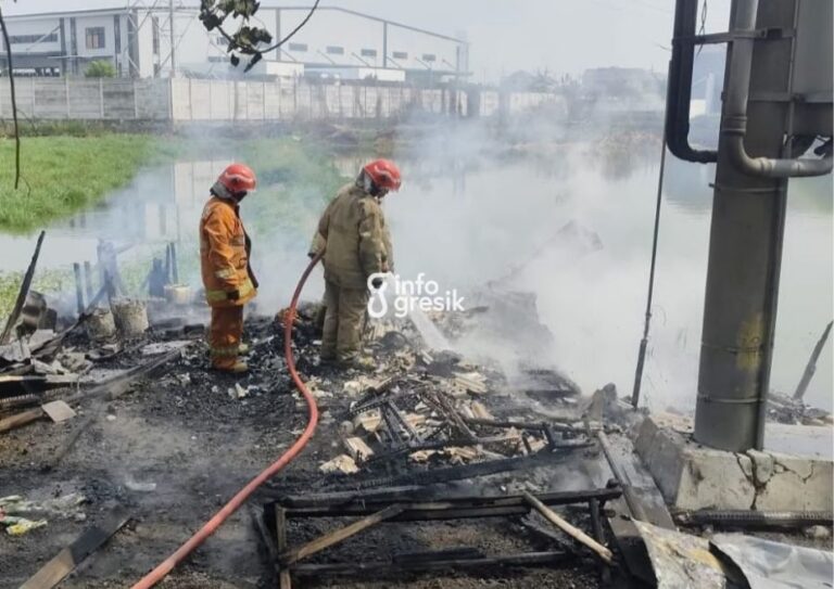 Petugas Damkarla Gresik saat melakukan pemadaman api di sebuah warung di Desa Banjarsari, Kecamatan Cerme. (Foto: Ist/Infogresik)