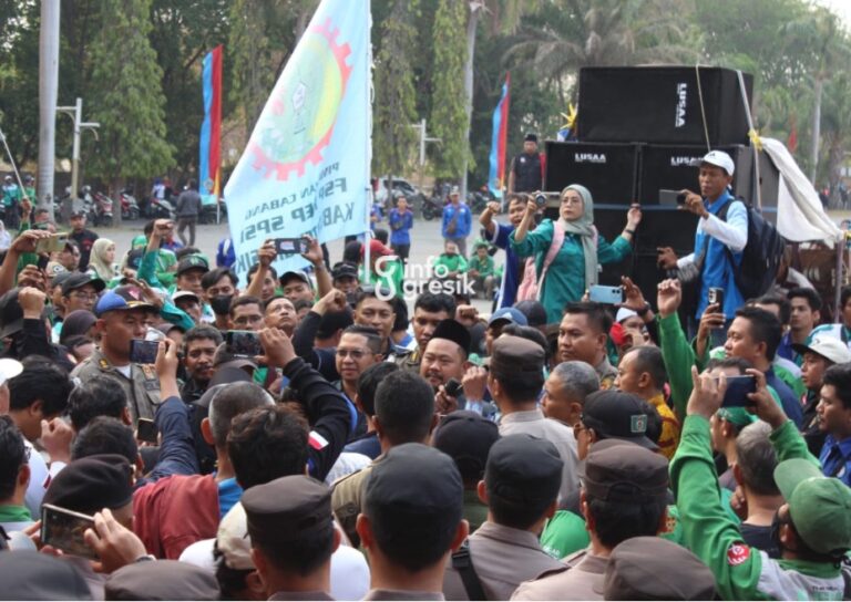 Bupati Gresik Fandi Akhmad Yani saat menemui para pendemo di halaman Kantor Bupati Gresik. (Foto: Ist/Infogresik)