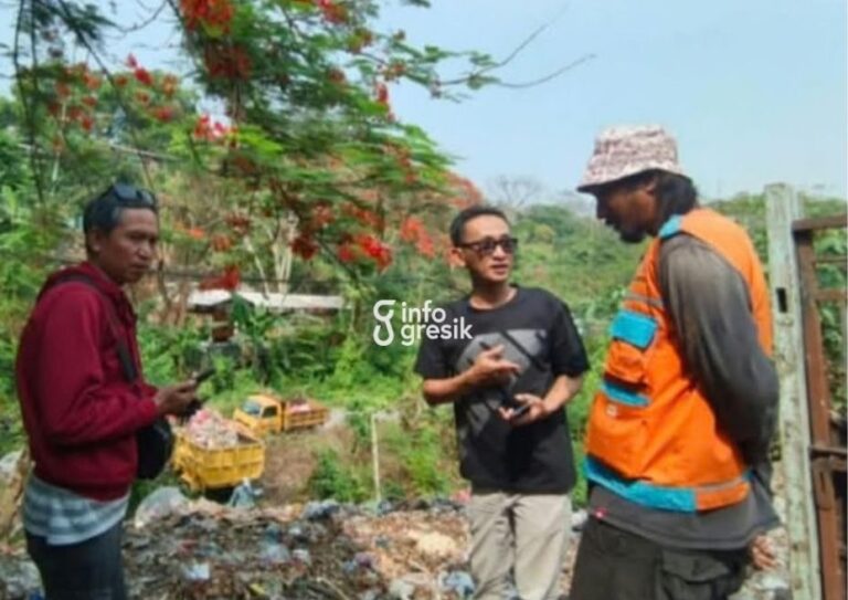 Ada Tumpukan Sampah di Pasar Giri, UPT Pasar dan DLH Gresik Bergerak Cepat Lakukan Pembersihan Plt. Kepala UPT Pasar Kabupaten Gresik, Mohammad Zein, saat meninjau lokasi tumpukan sampah di Pasar Giri. (Foto: Ist/Infogresik)