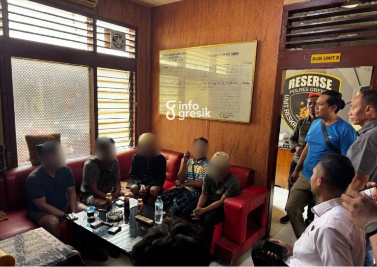 Petugas Polres Gresik saat memberikan imbauan kepada 14 pengendara sepeda motor yang menggunakan tangki BBM modifikasi. (Foto: Ist/Infogresik)