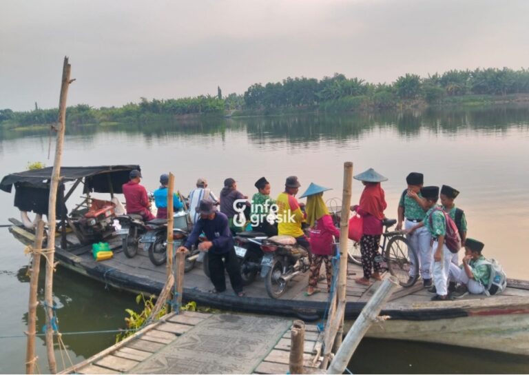 Terpisah Sungai Bengawan Solo, Warga Jrebeng Butuh Jembatan Gantung Perahu penyeberangan antar-dusun di Desa Jrebeng, Kecamatan Dukun, Gresik. (Foto: Ist/Infogresik)