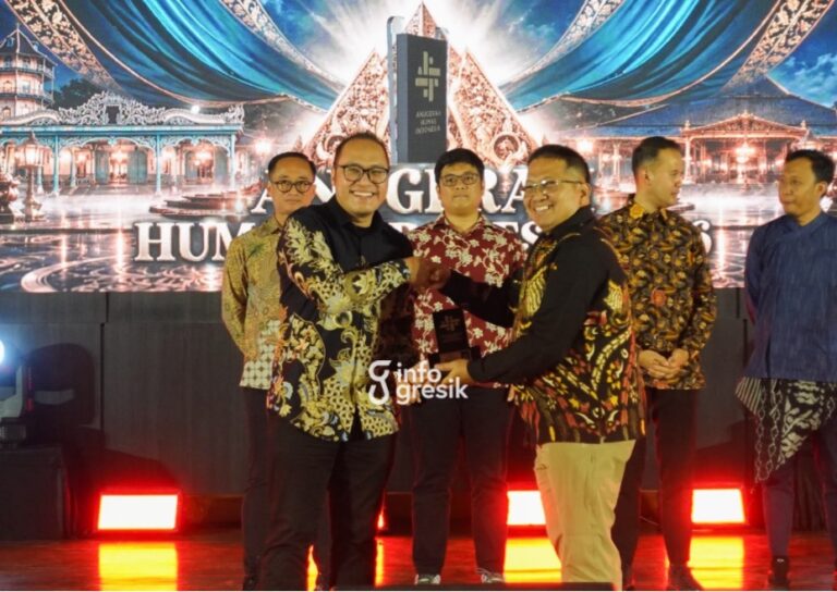 Petrokimia Gresik Borong 7 Penghargaan AHI 2026 di Surakarta, Program Employee Influencer Jadi Sorotan Vice President Komunikasi Korporat Petrokimia Gresik, Ari Primantara (kiri), saat menerima penghargaan dalam ajang AHI 2026 di Surakarta. (Foto: Ist/Infogresik)