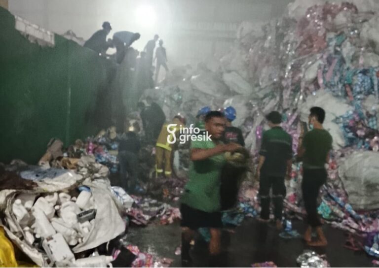 Petugas Damkarla Pos Menganti saat melakukan pemadaman kebakaran di area PT Metatu Nusantara Jaya, Kecamatan Benjeng, Gresik. (Foto: Ist/Infogresik)