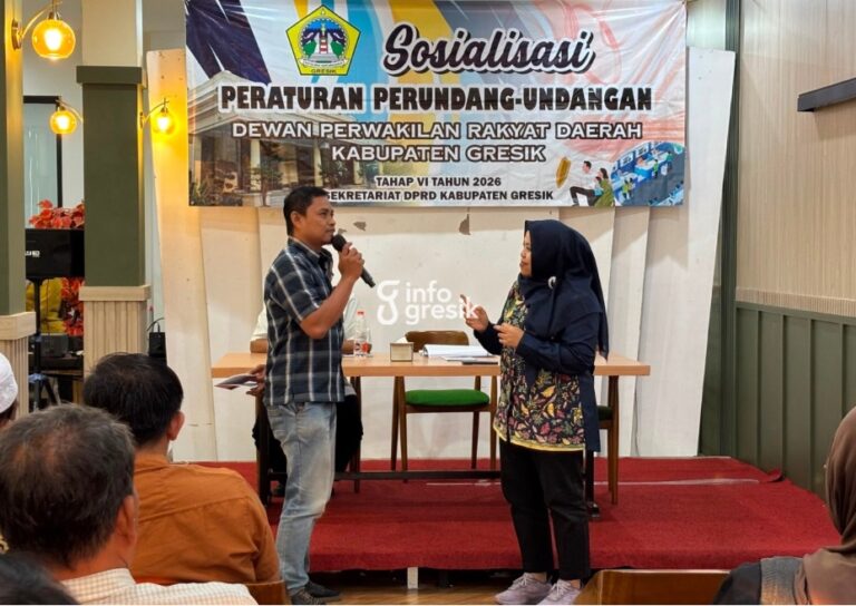 Anggota DPRD Gresik, Ricke Mayumi, saat melakukan sosialisasi peraturan perundang-undangan. (Foto: Khanif Rosidin/Infogresik)