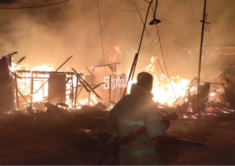 Petugas Damkarla melakukan pemadaman kebakaran di Dusun Jobong, Desa Kembangan, Kecamatan Kebomas, Gresik. (Foto: Ist/Infogresik)