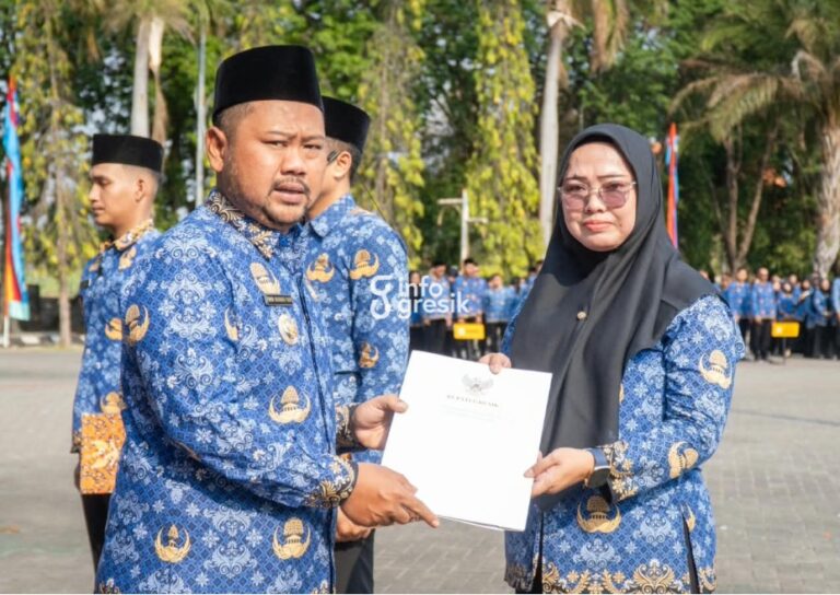 Bupati Gresik Fandi Akhmad Yani menyerahkan SK perpanjangan masa kerja kepada PPPK paruh waktu. (Foto: Ist/Infogresik)