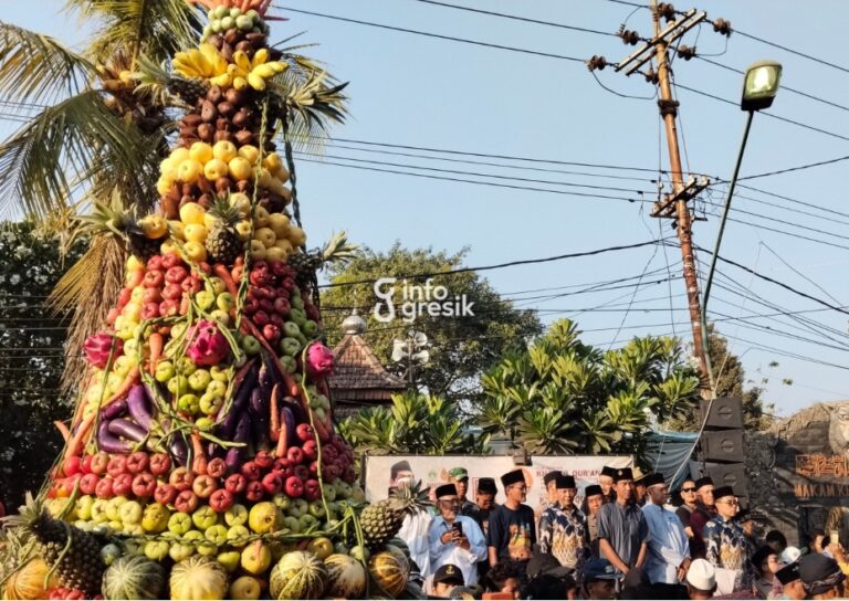 Warga mengikuti kirab tumpeng dalam rangka Haul ke-61 KH Mohammad Syafi’i dan para sesepuh Desa Pongangan. (Foto: Ist/Infogresik)
