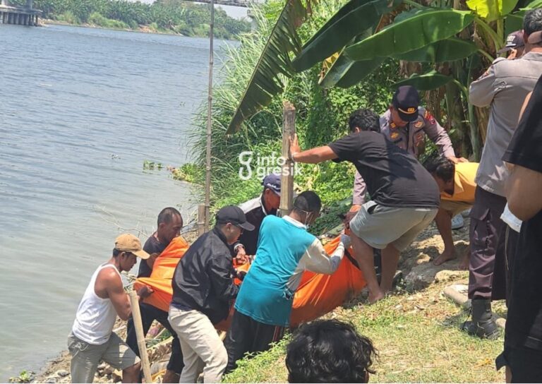 Petugas mengevakuasi jasad pria asal Sidayu yang ditemukan mengapung di Sungai Bengawan Solo, wilayah Kecamatan Dukun, Gresik. (Foto: Ist/Infogresik)