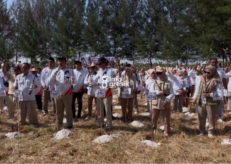 HUT ke-75 Presiden Prabowo, Kader Gerindra Gresik Tanam 750 Bibit Mangrove di Pangkahwetan Kader Gerindra Gresik saat melakukan penanaman bibit mangrove di RTH Desa Pangkahwetan, Kecamatan Ujungpangkah. (Foto: Khanif Rosidin/Infogresik)