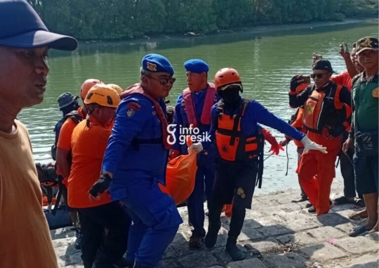 Sempat Hilang Terseret Arus Kalimireng Gresik, Pemuda 23 Tahun Ditemukan Meninggal Dunia Proses evakuasi jasad korban tenggelam di Sungai Kalimireng, Kecamatan Manyar, Gresik. (Foto: Ist/Infogresik)