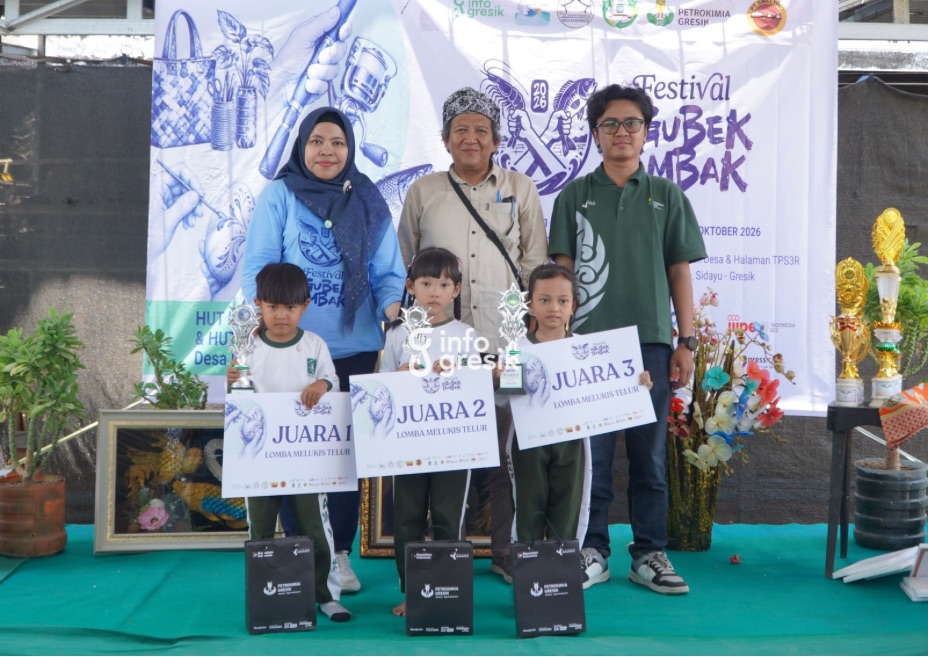 Dewan juri bersama para pemenang Lomba Melukis Telur di Desa Randuboto, Kecamatan Sidayu, Gresik. (Foto: Khanif Rosidin/Infogresik)