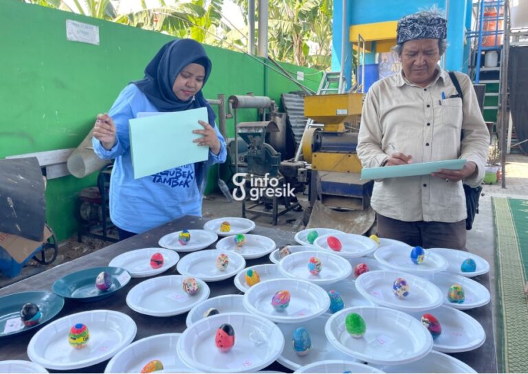 Anggota DPRD Kabupaten Gresik Ricke Mayumi dan seniman Gresik Ibrahim Zunnuroin saat menilai hasil karya peserta lomba melukis telur. (Foto: Khanif Rosidin/Infogresik)