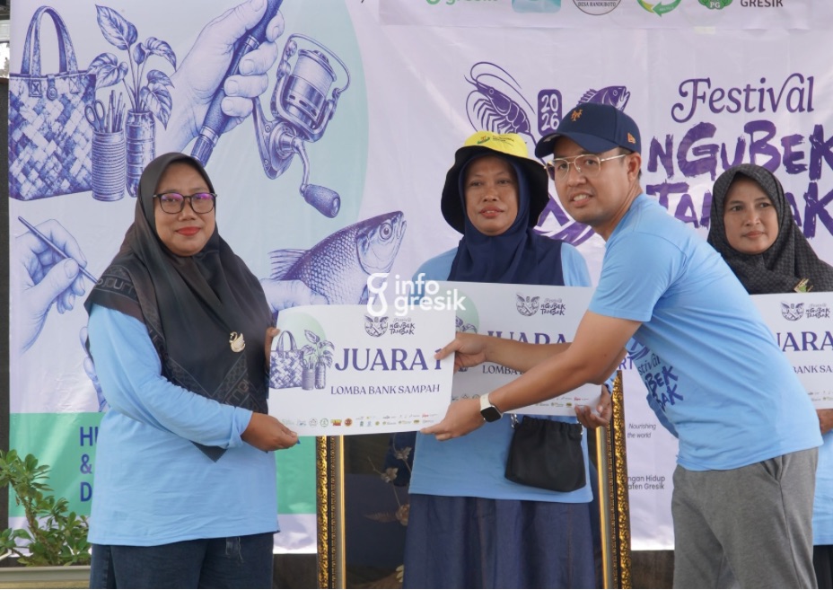 Anggota DPRD Gresik Muhammad Ainul Yaqin saat menyerahkan hadiah kepada pemenang Lomba Daur Ulang Sampah. (Foto: Khanif Rosidin/Infogresik)