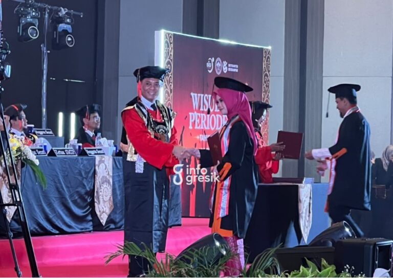 Cetak Sejarah di Periode Ke-10, UISI Gresik Luluskan Angkatan Magister Perdana Suasana prosesi wisuda UISI ke-X. (Foto: Khanif Rosidin/Infogresik)
