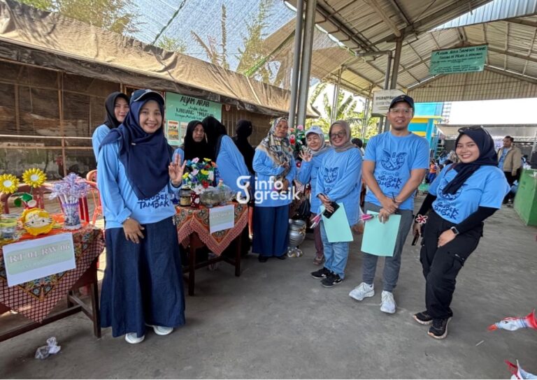 Kepala DLH Gresik Sri Subaidah bersama Anggota DPRD Gresik Muhammad Ainul Yaqin dan perwakilan PT Smelting Sarah saat meninjau produk hasil daur ulang sampah karya warga Desa Randuboto. (Foto: Khanif Rosidin/Infogresik)