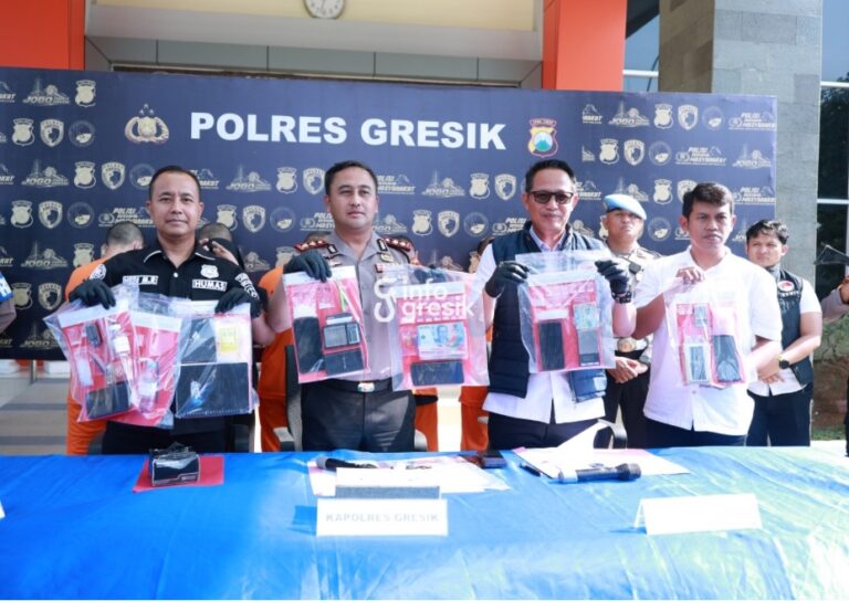 Kapolres Gresik AKBP Ramadhan Nasution didampingi Kasat Narkoba Polres Gresik AKP Ahmad Yani saat menunjukkan barang bukti kasus narkotika. (Foto: Ist/Infogresik)