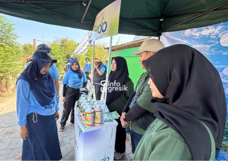 Kepala DLH Gresik, Sri Subaidah, saat meninjau stan Petro Fish milik Petrokimia Gresik. (Foto: Khanif Rosidin/Infogresik)