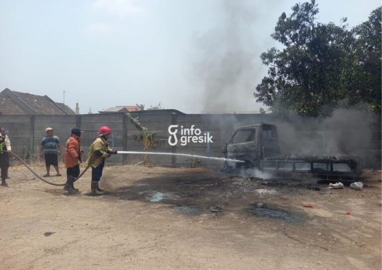 Petugas Damkar Pos Driyorejo saat memadamkan kebakaran mobil pikap di samping SPBU Wringinanom, Gresik. (Foto: Ist/Infogresik)