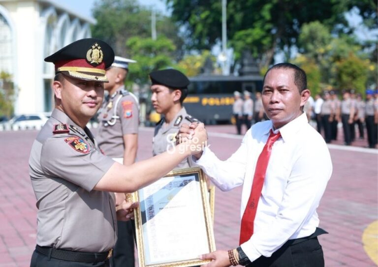 Kanit Reskrim Polsek Dukun, Aiptu Mohammad Maksum, saat menerima penghargaan dari Kapolres Gresik, AKBP Ramadhan Nasution. (Foto: Ist/Infogresik)