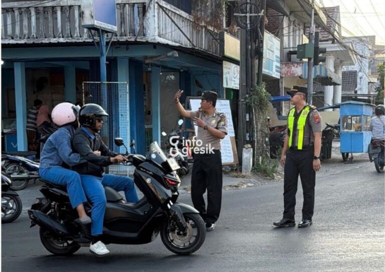 Kapolsek Bungah, Iptu Masdar Auzan, bersama anggota mengatur arus lalu lintas di pertigaan Bungah. (Foto: Ist/Infogresik)