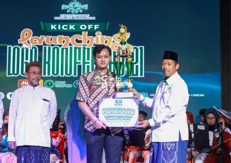 Ketua Panitia Konfercab PCNU Gresik ke-21, H. Sururi saat menyerahkan hadiah untuk pemenang sayembara desain logo yang diraih oleh Muhammad Rizqi Hildani. (Foto: Ist/Infogresik)