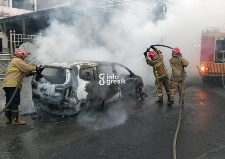 Kebakaran Mobil di Cerme Lor, Diduga Dipicu Gangguan Mesin Petugas Damkarla Gresik saat melakukan pemadaman mobil di Cerme. (Foto: Ist/Infogresik)