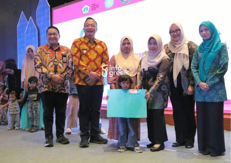 Wakil Bupati Gresik, Asluchul Alif, saat meluncurkan GEMMA KIA didampingi Ketua TP PKK Gresik, Ketua GOW, dan Kepala Dinas Kesehatan Gresik. (Foto: Ist/Infogresik)