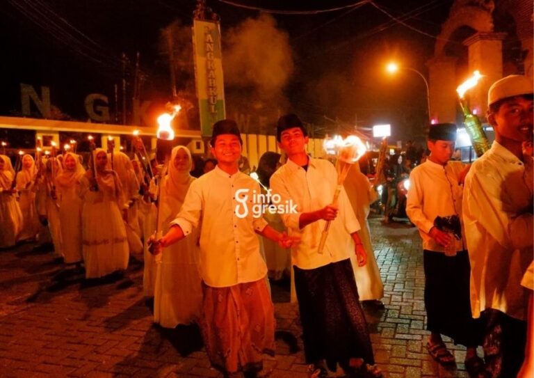 Suasana kirab obor dalam rangka memperingati Hari Santri Nasional (HSN) 2026 di YPPP Al Muniroh, Ujungpangkah. (Foto: Ist/Infogresik)